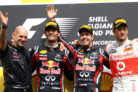 Adrian Newey (trái) lo ngại lốp Pirelli sẽ gây nguy hiểm cho các tay đua của Red Bull. Ảnh: Sutton Image
