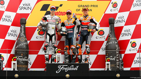 Từ trái qua phải trên bục podium: Lorenzo, Pedrosa, Stoner 