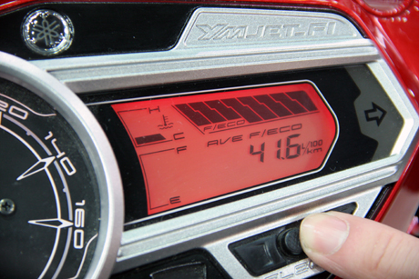 Bảng đồng hồ theo phong cách xe sportbike, có vẻ như chiếc Nouvo mới được trang bị hệ thống đo lượng xăng tiêu thụ trung bình 