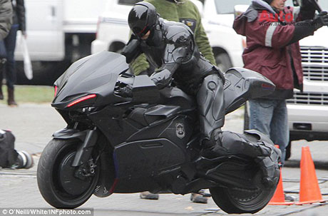 Có vẻ như siêu mô tô trong phim là chiếc Kawasaki Ninja ZX-10R đời 2008 đến 2010.