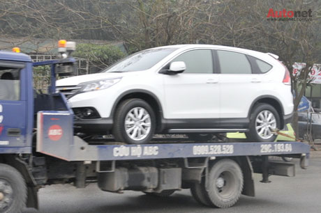 Honda CR-V 2013 chưa có biển số trên một chiếc xe cứu hộ