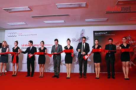 Đại diện Audi Việt Nam và Audi Đông Nam Á cắt băng khánh thành showroom Audi Hà Nội