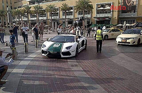 Lamborghini Aventador của cảnh sát Dubai đang tuần tra trên phố