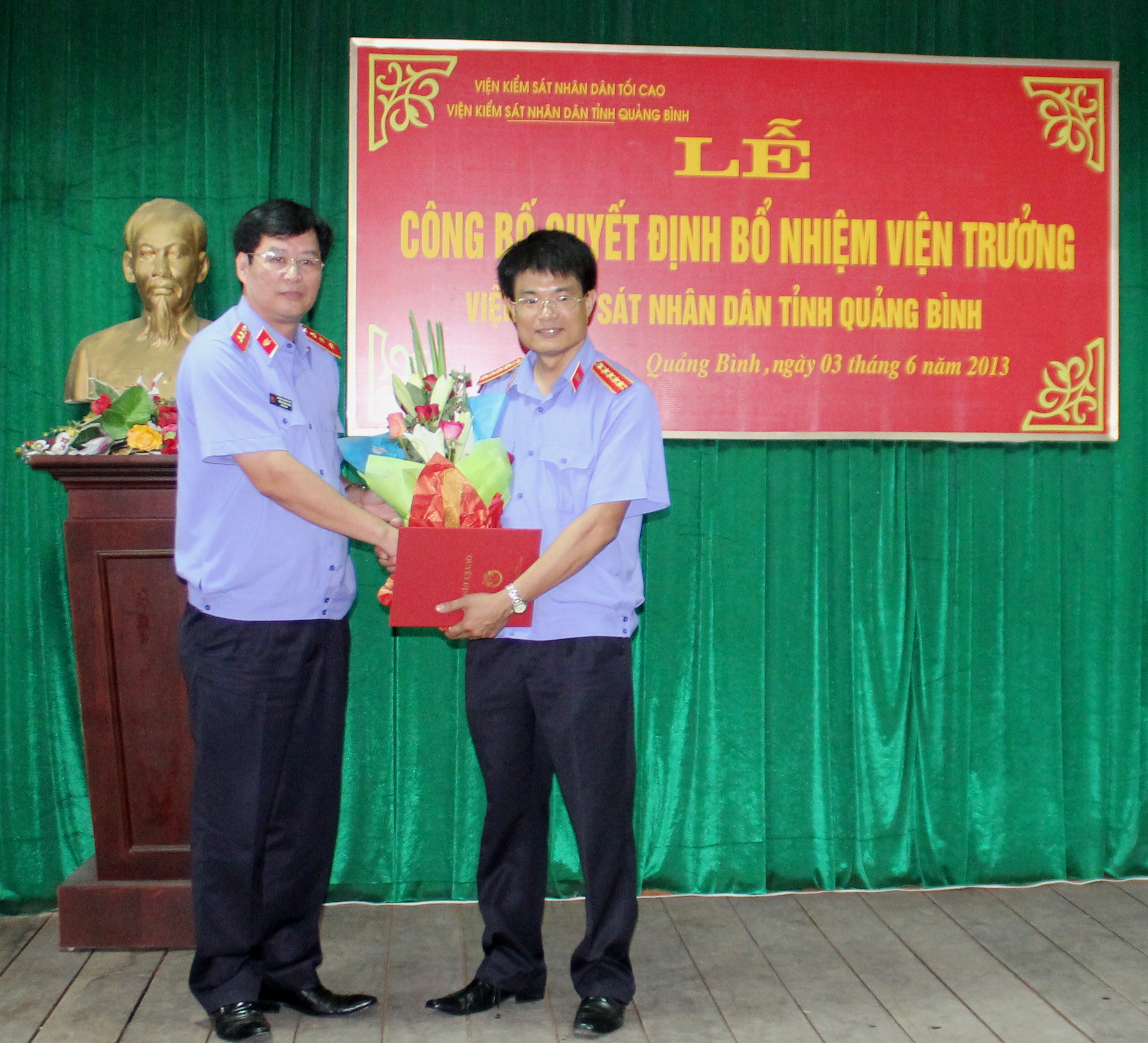 Đc Trần Công Phàn trao quyết định luân chuyển và bổ nhiệm chức vụ Viện trưởng VKSND tỉnh Quảng Bình cho đồng chí Nguyễn Huy Tiến