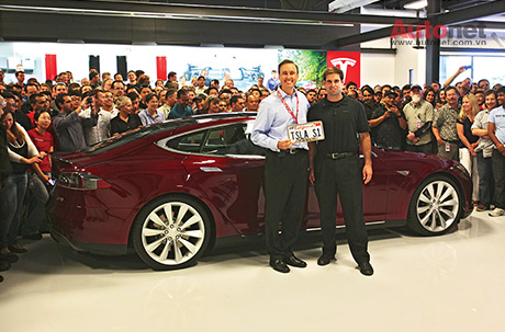 Đến năm 2008, chiếc xe mui trần chạy điện đầu tiên của thương hiệu xe Mỹ, Tesla Roadster bắt đầu được bán ra
