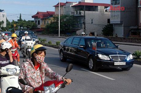 Xe chở Tổng thống Nga đang trên đường di chuyển tại Hà Nội 
