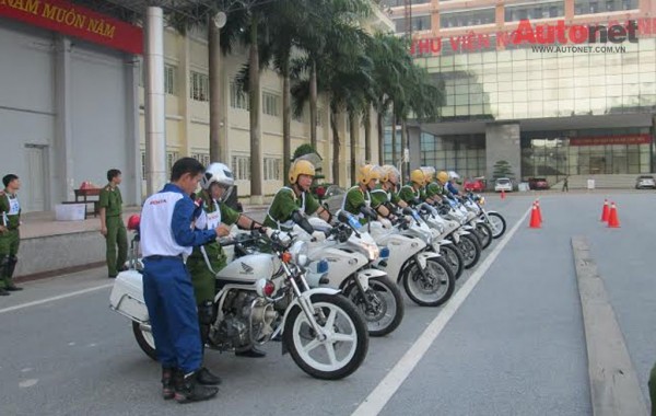 Hướng dẫn viên LXAT HEAD Hồng Hanh đã Hướng dẫn các Đoàn viên phương pháp kiểm tra xe 