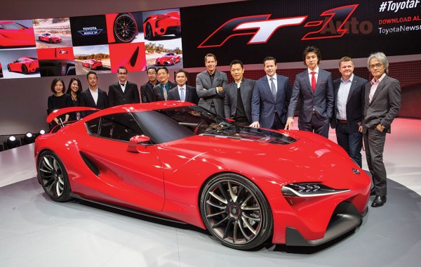 Ban lãnh đạo Toyota Bắc Mỹ và đội ngũ thiết kế CALTY bên cạnh mẫu concept  được giới thiệu tại triển lãm Detroit 2014