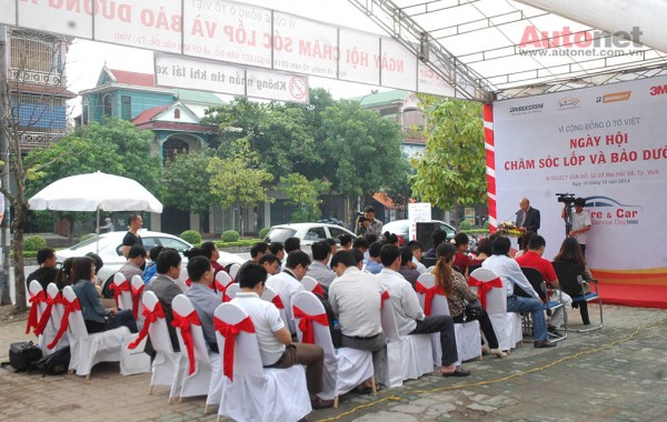 Nhà báo cùng giới truyền thông cùng đến tham dự chương trình Vì Cộng Đồng ô Tô Việt tổ chức lần đầu tiên tại Vinh.