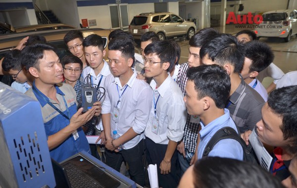 Quản đốc xưởng dịch vụ Hyundai Hà Đông đang giới thiệu về thiết bị chuẩn đoán GDS