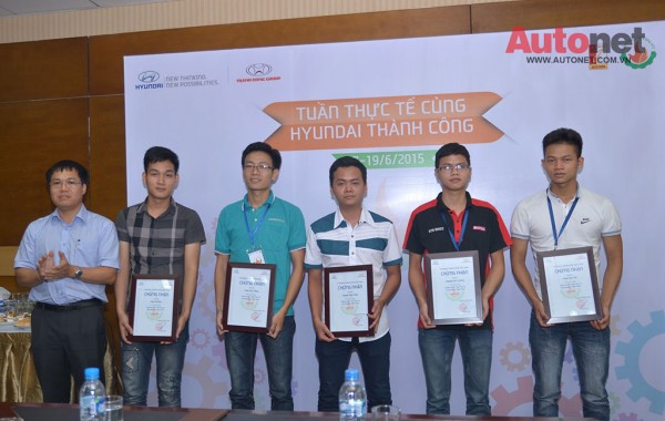 Ông Lê Trọng Thanh, Phó TGĐ Hyundai Thành Công (bên-trái) trao chứng nhận chương trình cho các bạn sinh viiên