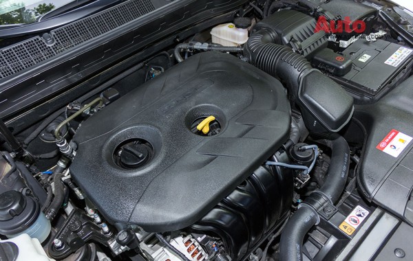 Kia Optima 2014 cũng chỉ có một lựa chọn động cơ I-4 2.0L Dual CVVT công suất 122 kW (164 hp), mô-men xoắn 194 Nm