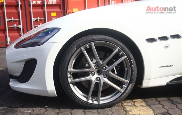 Maserati GranTurismo được trang bị bộ mâm họp kim nhôm 5 chấu đôi kích thước 20 inch