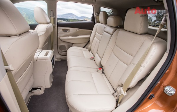 2015-Nissan-Murano-Platinum-AWD-rear-interior-seats