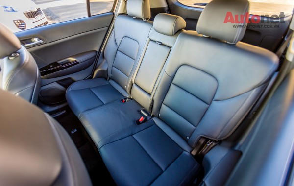 2017-Kia-Sportage-SX-Turbo-AWD-rear-interior-seats