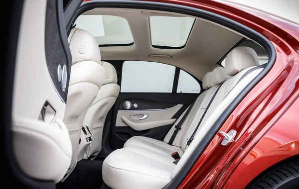 2017-Mercedes-Benz-E300-rear-interior-seats (1)