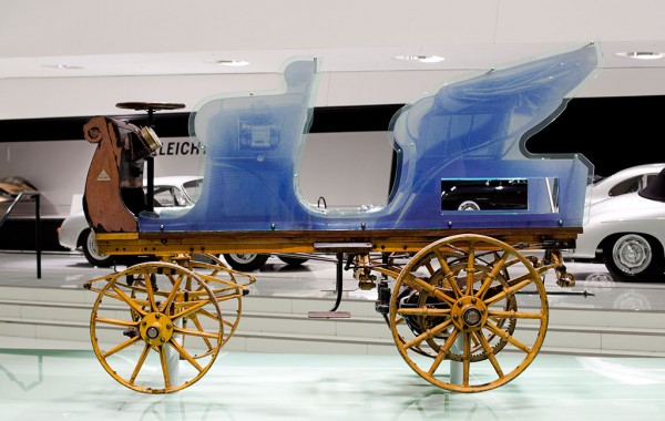 Đây là chiếc xe đầu tiên do Ferdinand Porsche thiết kế năm 1898