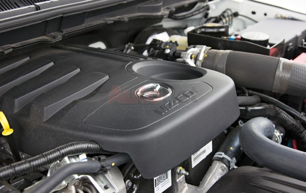 Mazda BT-50 2016 vẫn có 3 lựa chọn gồm 2.2L MT 4x4, 2.2L AT 4x2 và 3.2L AT 4x4