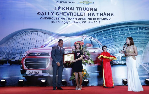 Ông Wail A. Farghali, tổng giám đốc GM Việt Nam cùng bà Trần Thị Hiền, giám đốc đại lý Chevrolet Hà Thành