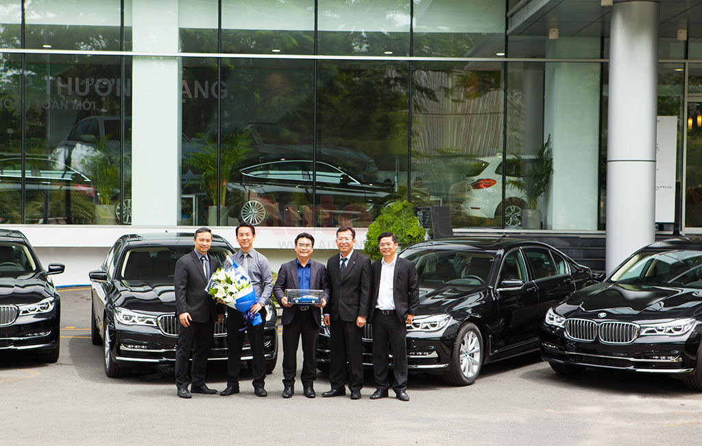 Việc 20 chiếc BMW Series 5 và BMW Series 7 chính thức gia nhập vào đội xe của Five Star Limousine SG tái khẳng định cam kết của chúng tôi mang đến cho khách hàng. Đó là những trải nghiệm đẳng cấp nhất từ dịch vụ cho thuê xe hạng sang cùng với phong cách phục vụ tận tình, chu đáo, đáp ứng những tiêu chuẩn toàn cầu về chất lượng và dịch vụ lái xe chuyên nghiệp Ông Trần Ngọc Anh, Chủ tịch Five Star Limousine SG cho biết:  