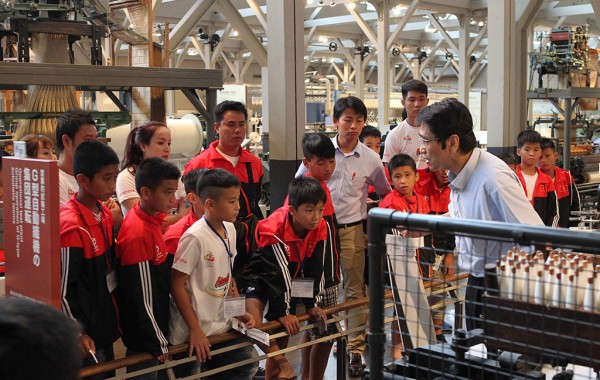 Không chỉ tham gia giải bóng đá thiếu niên Toyota, các em còn được thăm quan Bảo tàng xe hơi Toyota