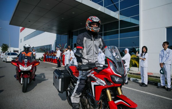 Các nhân viên Honda Malaysia nhiệt liệt chào đón đoàn tham gia hành trình Honda Asian Journey 2016