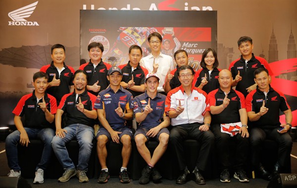 Đoàn Việt Nam chụp ảnh lưu niện cùng 2 tay đua của đội Honda: Hiroshi Aoyama và Marc Marquez - tân vô địch giải đua thế giới MotoGP 2016