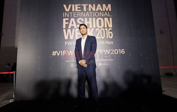 sự xuất hiện của Phillip Nguyễn - doanh nhân trẻ hiện đang sở hữu và phân phối nhiều thương hiệu thời trang cao cấp tại Việt Nam