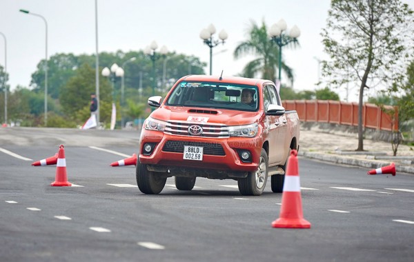 Toyota Hilux 2016 trong phần trải nghiệm chạy zic-zắc ở tốc độ 60 km/h