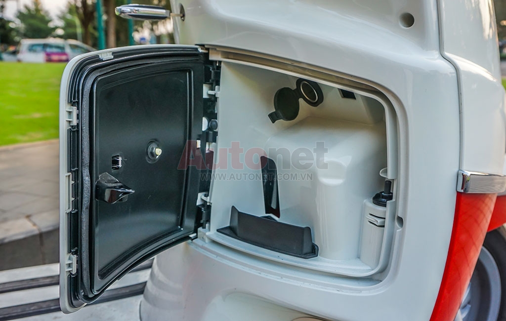 Tính tiện dụng và hiện đại cũng được áp dụng trên mẫu xe này qua hệ thống sạc điện tích hợp tại vị trí hộc phía trước ốp xe.