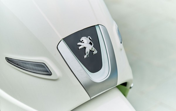 Yếm trước của Peugeot Django 125 nổi bật với logo chú sư tử cùng dải LED chiếu sáng ngày hình chữ V