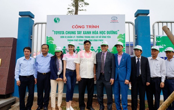 Đại diện Toyota Việt Nam,  Trung tâm đào tạo và truyên thông môi trường - Bộ TN&MT, UBND tỉnh Vĩnh Phúc công bố bảng công trình lưu niệm