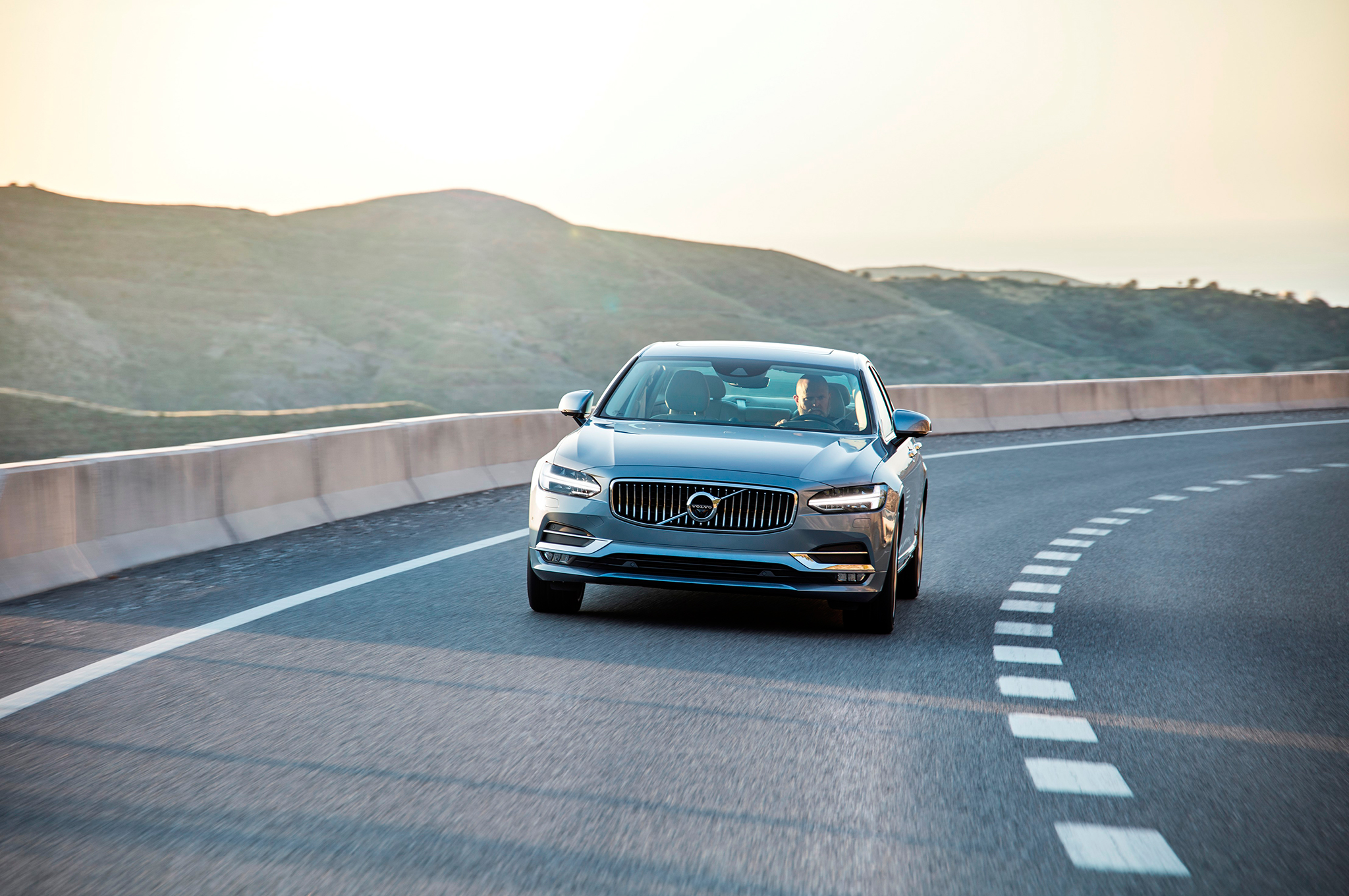 2017-Volvo-S90-front-end-in-motion