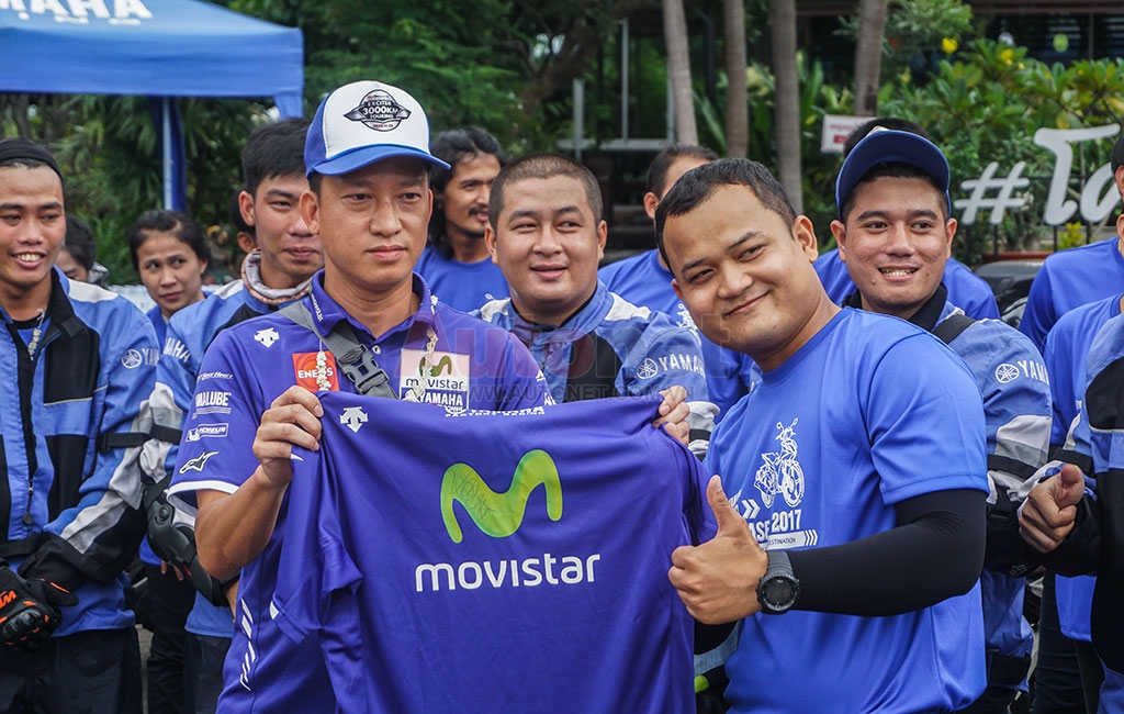 Đoàn Việt Nam tặng đại diện Club Exciter nước bạn chiếc áo Yamaha Movista có chữ ký của Rossi