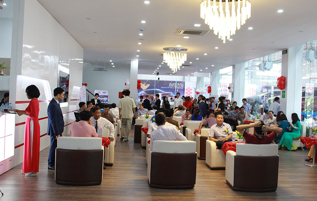 Rất nhiều khách hàng đã có mặt tại khu vực phòng chờ để tham gia lễ khai trương Honda Ôtô Lào Cai