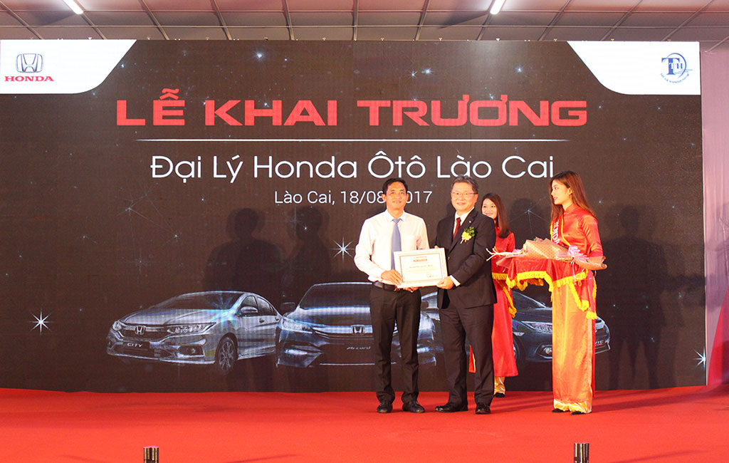 TGĐ Honda Việt Nam trao giấy chứng nhận Đại lý Honda Ôtô đạt tiêu chuẩn 5S cho TGĐ Công ty Tiến Thành, đơn vị sở hữu Đại lý Honda Ôtô Lào Cai
