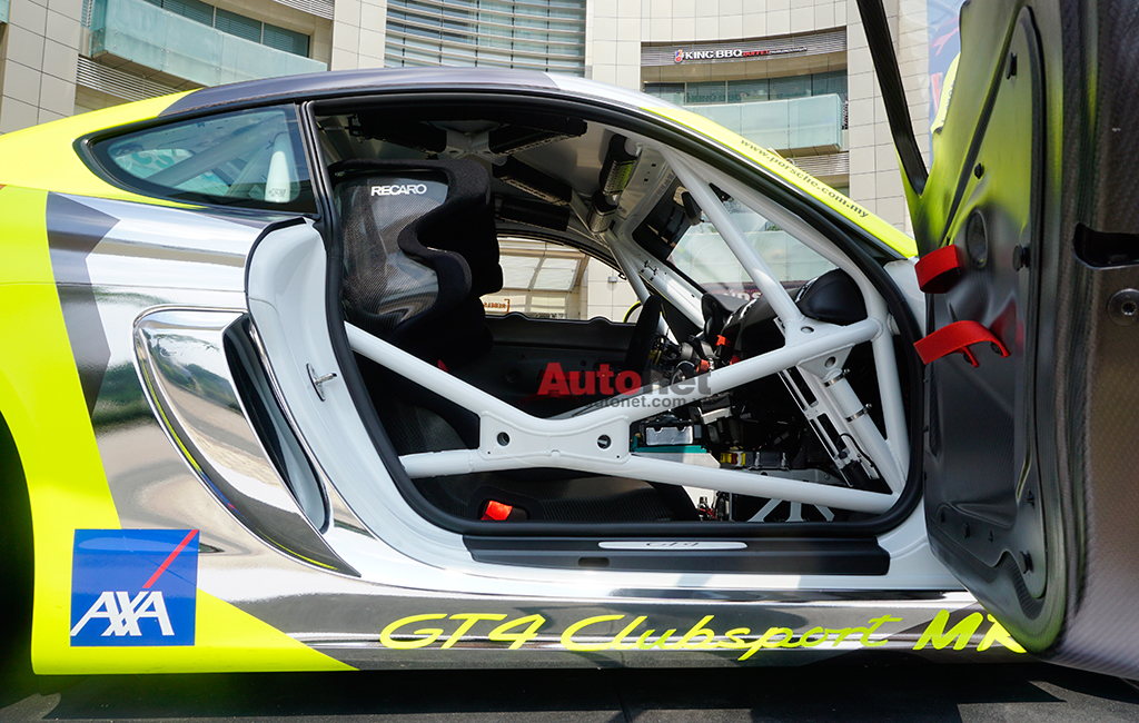 Ngoài động cơ mạnh mẽ, Porsche Cayman GT4 ClubSport MR cũng phải đáp ứng tiêu chí khắt khe trên đường đua như thân xe phải đạt kết cấu an toàn với khung thép bảo vệ.