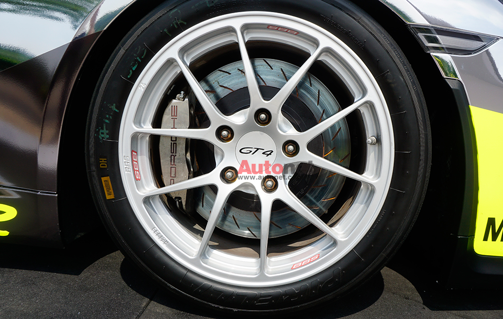 Xe được trang bị lốp nhẵn Michelin; kích cỡ lốp: Trục trước: 25/64-18, Trục sau: 27/68-18
