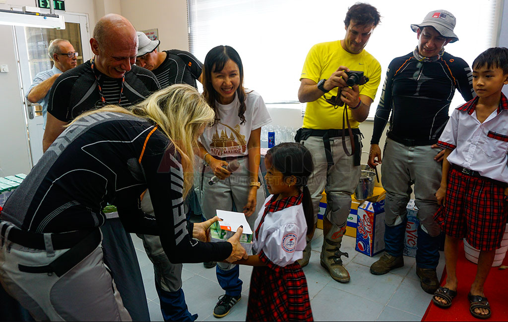 Đoàn cùng với GIVI Việt Nam trao các phần quà từ thiện dành cho những em học sinh khó khăn ở địa phương