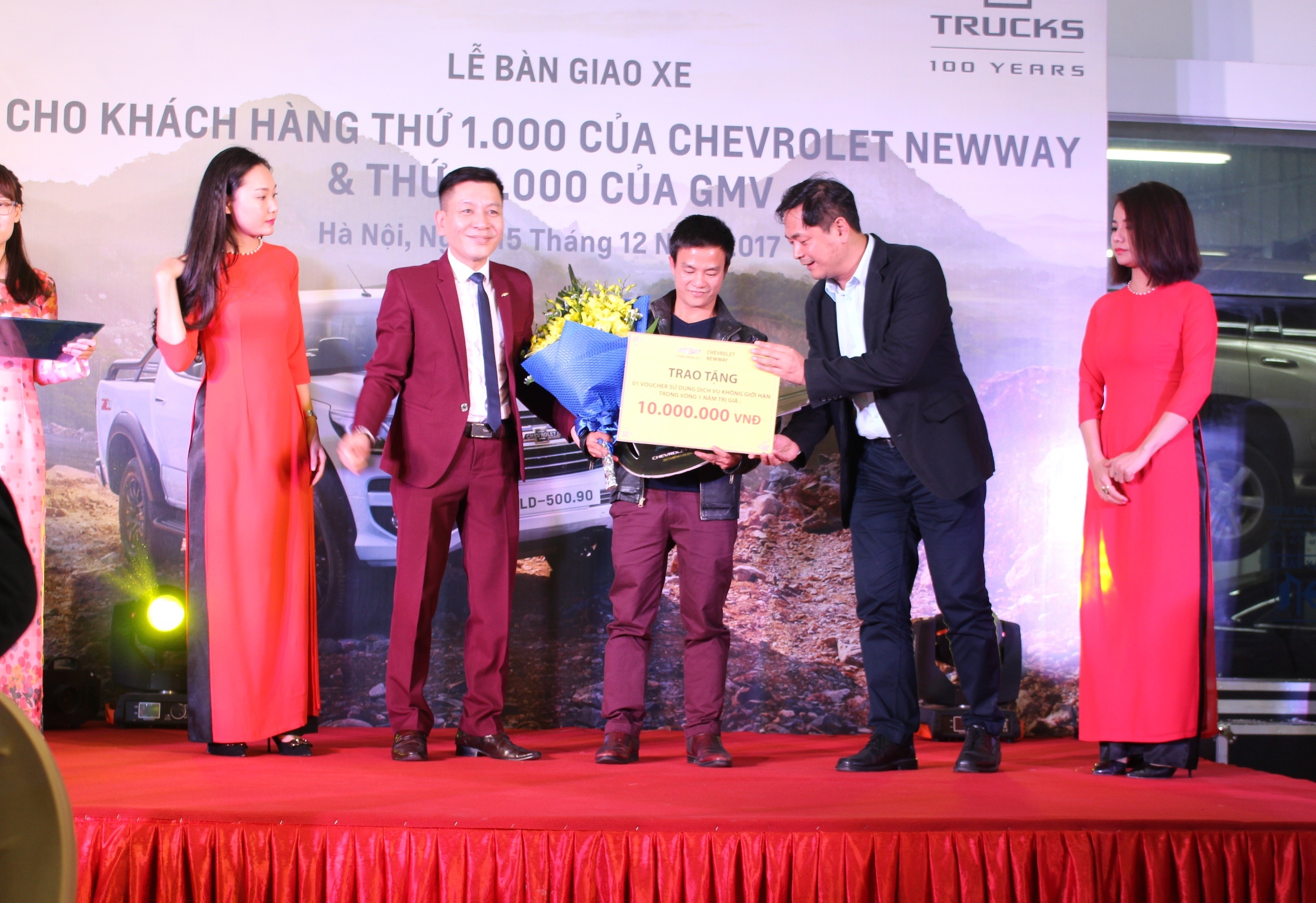 Ông Lê Tuấn Dũng - GĐ Dịch vụ sau bán hàng GM Việt Nam trao chìa khóa và quà cho khách hàng thứ 10.000 của GM Việt Nam