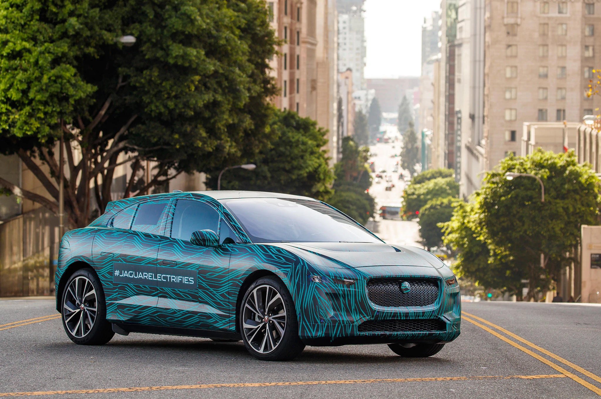 2019-Jaguar-I-Pace-prototype-with-city-in-background