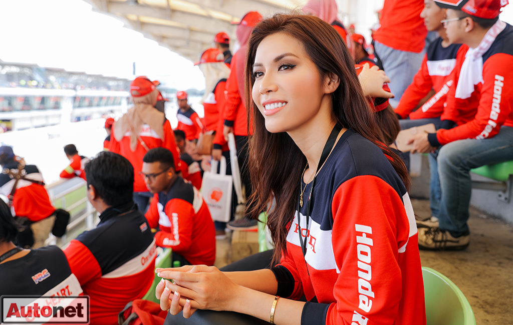 11.-Minh-Tú-tại-Sepang-Circuit,-cổ-vũ-Repsol-Honda-Team