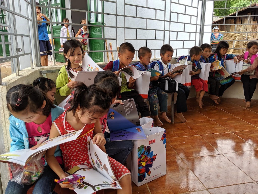 Các em học sinh chăm chú đọc sách tại thư viện mới của trường