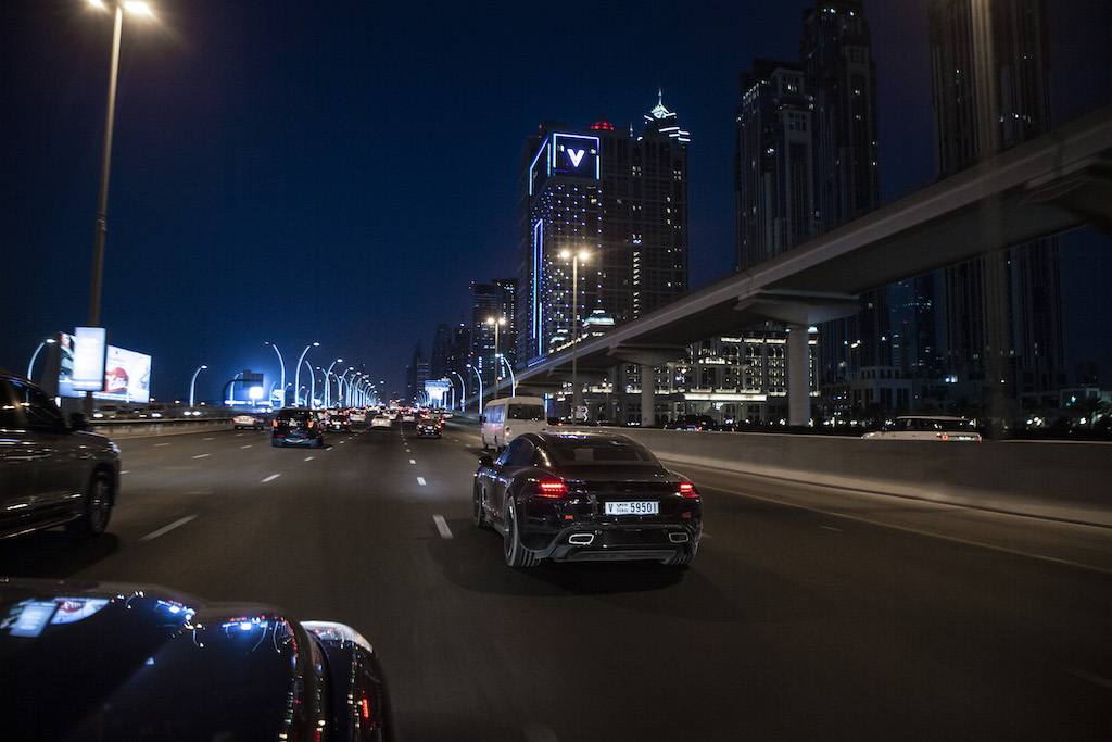 Porsche Taycan tại Dubai trải qua các giai đoạn thử nghiệm trong điều kiện thời tiết nóng vào ban đêm