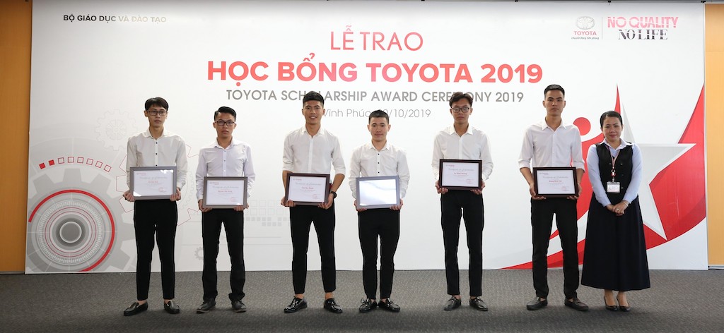 Bà Đỗ Thu Hoàng - Phó TGĐ TMV trao Học bổng Toyota cho các em sinh viên