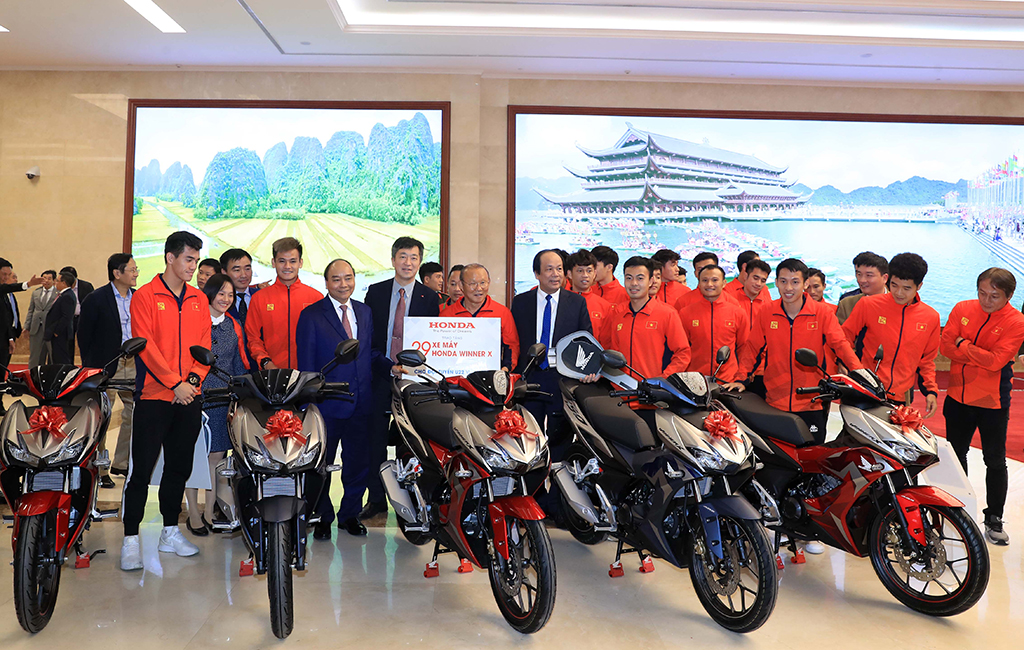 HVN-trao-tặng-xe-Honda-WINNER-X-cho-thành-viên-Đội-tuyển-Đội-tuyển-U-22-Việt-Nam