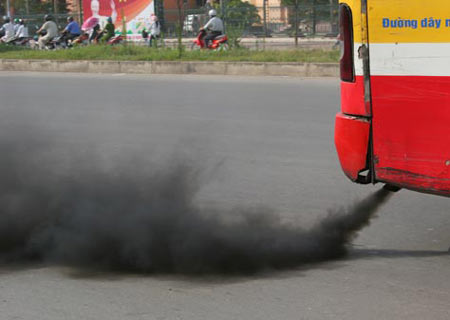 Rất nhiều xe buýt xả khói đen mù mịt, gây ô nhiễm trên các đường phố của Hà Nội. (ảnh VnExpress)