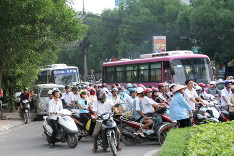 Số lượng phương tiện tham gia giao thông tăng nhanh 