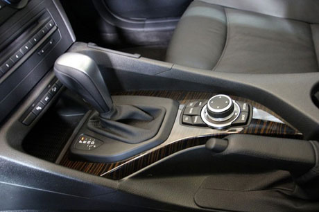 BMW X1 không sử dụng cần số điện tử mà chỉ sử dụng cần số truyền thống