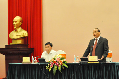 Bộ trưởng Nguyễn Xuân Phúc: Chính phủ sẽ có giải pháp ngăn chặn tình trạng tăng giá xăng liên tục. Ảnh: N.M
